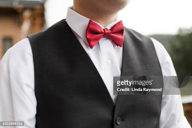 grooms red bow tie - 蝶ネクタイ ストックフォトと画像