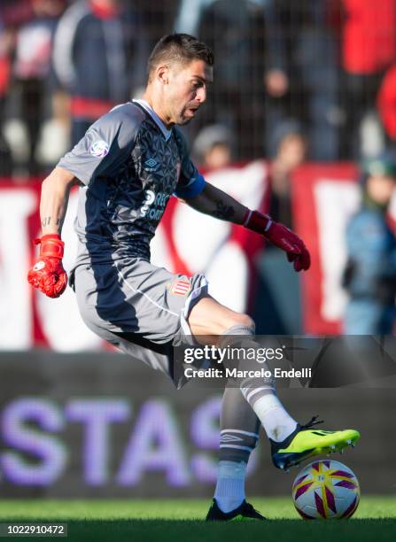 Mariano Andujar of Estudiantes La Plata drives the ball during a match between Estudiantes and Boca Juniors as part of Superliga Argentina 2018/19 at...