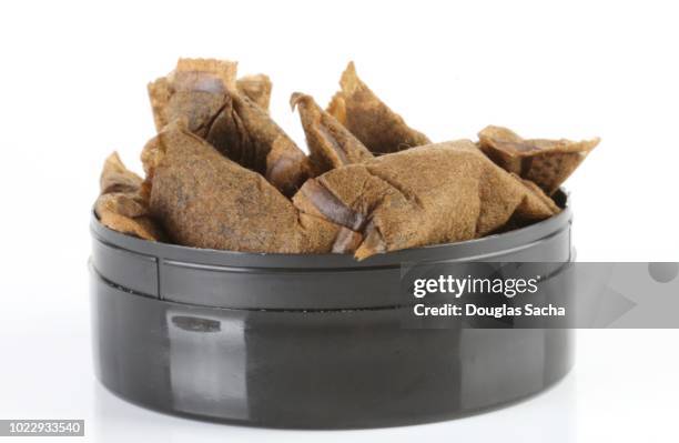 container of chewing tobacco pouches - animal pouch stockfoto's en -beelden