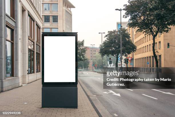 blank billboard outdoors - inserzione pubblicitaria foto e immagini stock