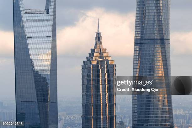 elevated view of shanghai lujiazui at dusk - jin mao tower stock pictures, royalty-free photos & images