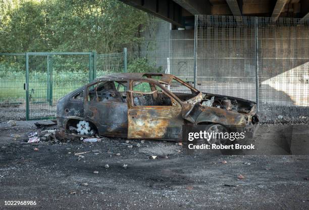 abandoned car wreck - rusty old car fotografías e imágenes de stock