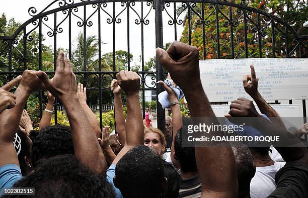 Cuban opponents protest and make the "L" sign in front of the municipal court gate, during the trial of opponent doctor Darsi Ferrer on June 22, 2010...