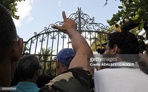 Cuban opponents protest and make the "L" sign in front of the municipal court gate, during the trial of opponent doctor Darsi Ferrer on June 22, 2010...