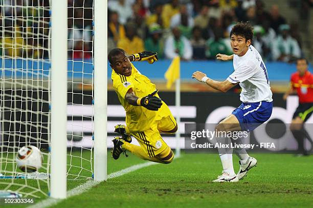 Lee Jung-Soo of South Korea scores the equalising goal past Vincent Enyeama of Nigeria during the 2010 FIFA World Cup South Africa Group B match...