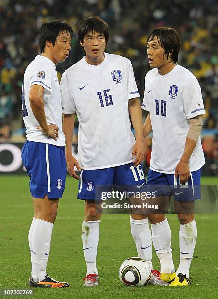 Kim Jung-Woo, Ki Sung-Yueng and Park Chu-Young of South Korea speak ahead of the second half during the 2010 FIFA World Cup South Africa Group B...