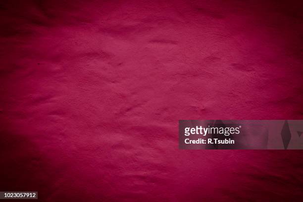 red background wall texture with dark edges - burgundy stock-fotos und bilder