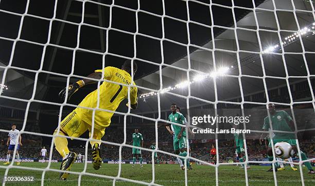 Lee Jung-Soo of South Korea scores the equalising goal past Vincent Enyeama of Nigeria during the 2010 FIFA World Cup South Africa Group B match...