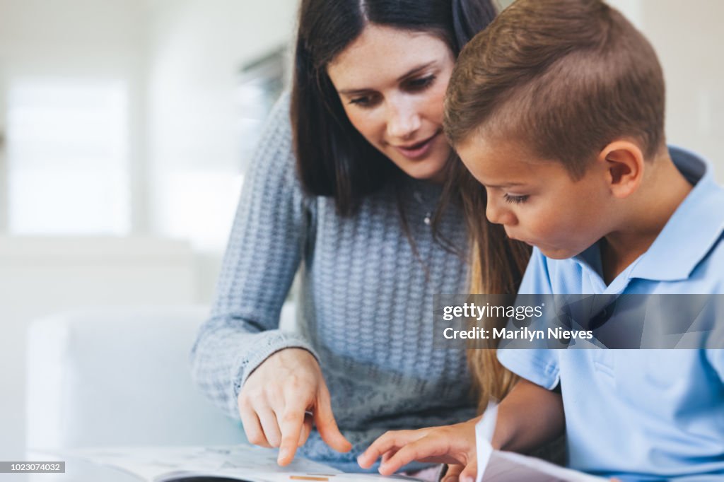 Ragazzo sempre istruito con l'assegnazione della scuola