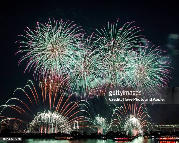 fireworks festival at tokyo daiba - stadtteil koto stock-fotos und bilder