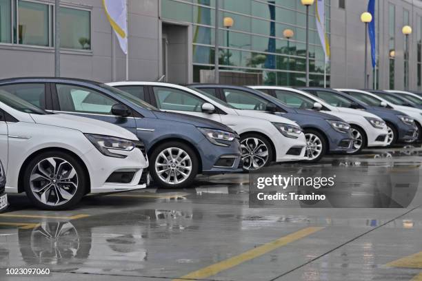compacte voertuigen op de parking - compact car stockfoto's en -beelden