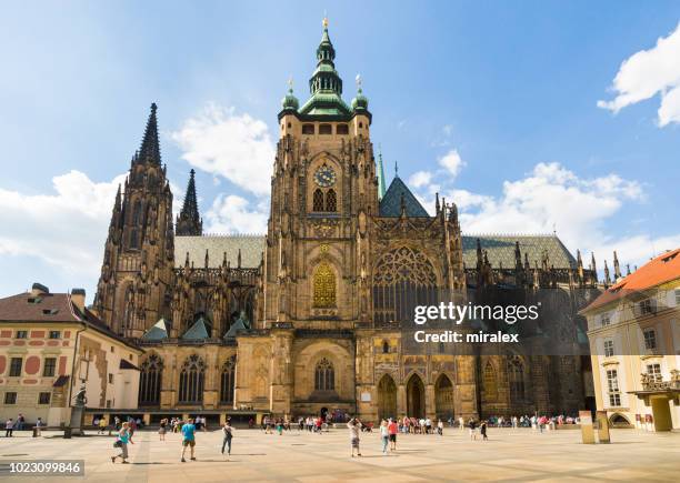 cattedrale di san vito in piazza hradčany a praga, repubblica ceca - prague castle foto e immagini stock