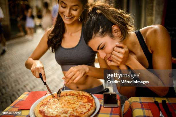 zu essen oder nicht zu essen? - neid stock-fotos und bilder