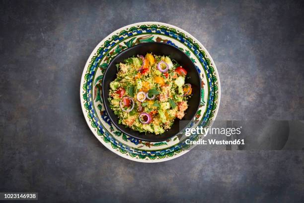 tabbouleh made of couscous, tomatoes, red onions, cucumber, parsley and mint - tabulé fotografías e imágenes de stock