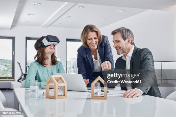 business people having a meeting in office with vr glasses, laptop and architectural models - virtual reality simulator presentation stockfoto's en -beelden