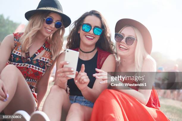happy friends making selfie at music festival - hangout festival day 3 stockfoto's en -beelden