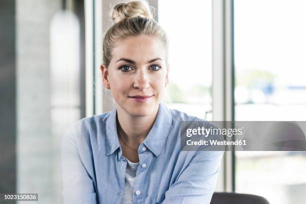 portrait of a smiling young businesswoman - blonde frau stock-fotos und bilder