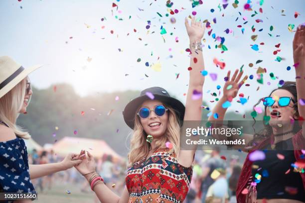 friends dancing among confetti at the music festival - hangout festival day 3 stockfoto's en -beelden