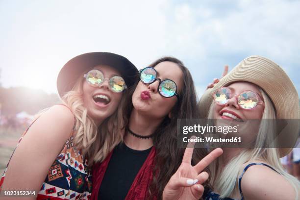 portrait of three women having fun at the music festival - music festival day 3 foto e immagini stock