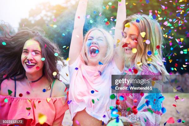 friends having fun with holi powder and confetti - traditioneel festival stockfoto's en -beelden