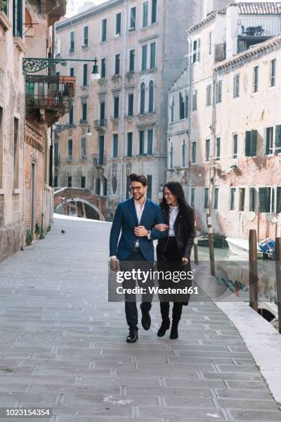 italy, venice, happy couple walking in the city - venice couple stockfoto's en -beelden