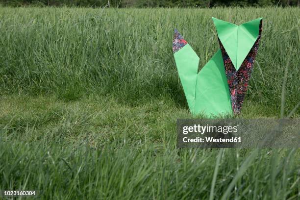 origami fox sitting on meadow - list of fairy tale characters stock-fotos und bilder