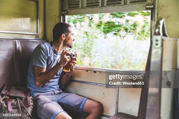 thailand, bangkok, tourist travelling by local train - 背包客 個照片及圖片檔