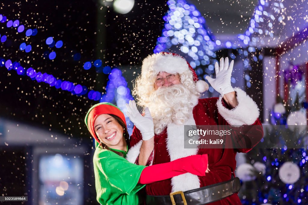 Santa y duende en el festival invierno