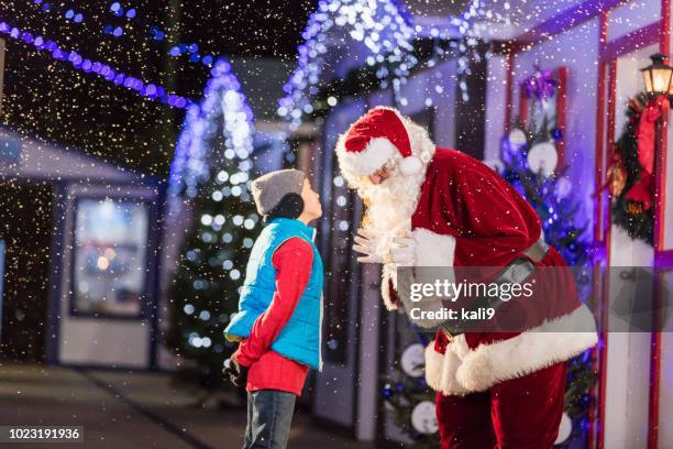 santa hablando con el niño en el festival invierno - talking santa claus fotografías e imágenes de stock