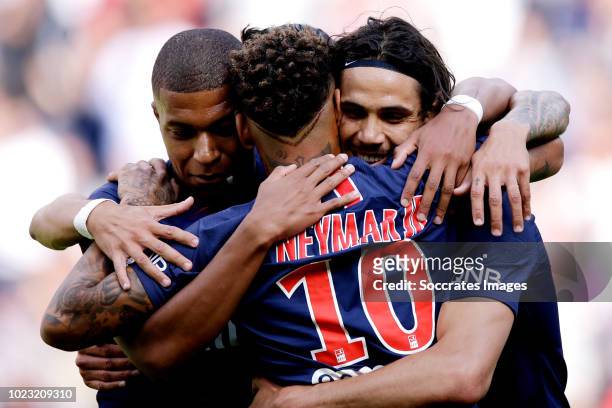 Edinson Cavani of Paris Saint Germain celebrates 1-0 with Kylian Mbappe of Paris Saint Germain, Neymar Jr of Paris Saint Germain during the French...