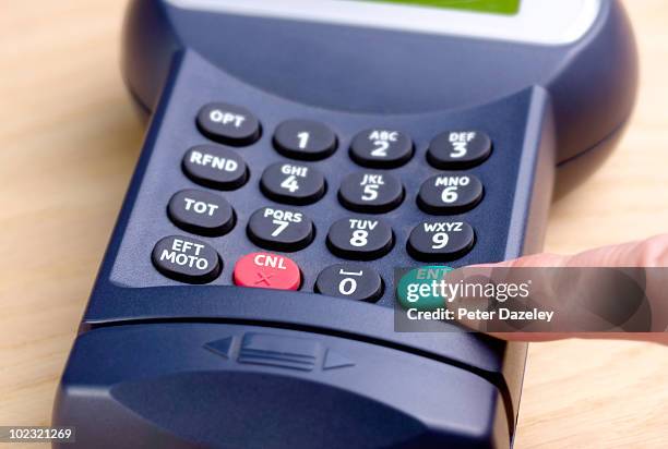 Chip And Pin Card Reader Fotografías e imágenes de stock - Getty Images