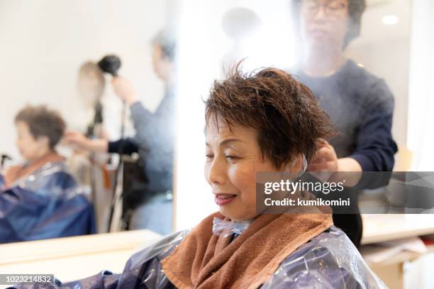 japanse senior vrouw gelet schoonheidsbehandeling - mirror steam stockfoto's en -beelden