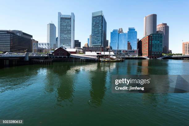 der innenstadt von boston - boston tea party ships stock-fotos und bilder