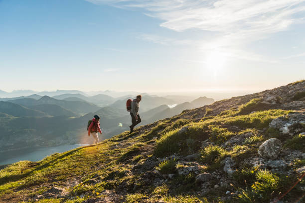 austria, salzkammergut, couple hiking in the mountains - mountaineering stock pictures, royalty-free photos & images