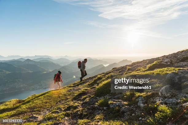 austria, salzkammergut, couple hiking in the mountains - montanhismo imagens e fotografias de stock