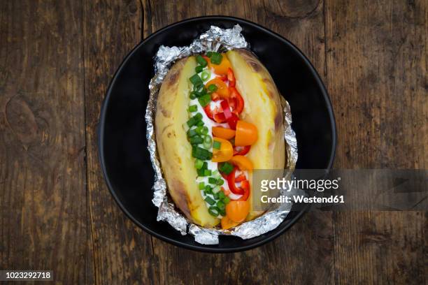 baked patato with curd and chives, bell pepper, tomato and spring onions - baked potato stock pictures, royalty-free photos & images