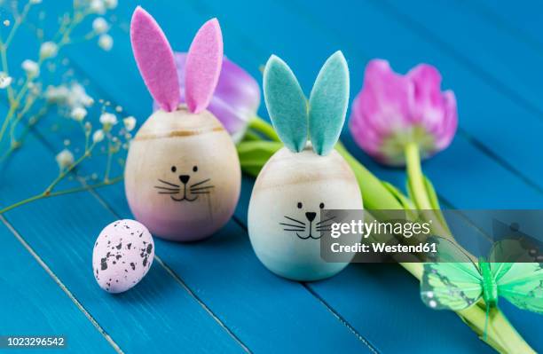 two painted easter eggs with rabbit ears - verzierung-dekoration stock-fotos und bilder