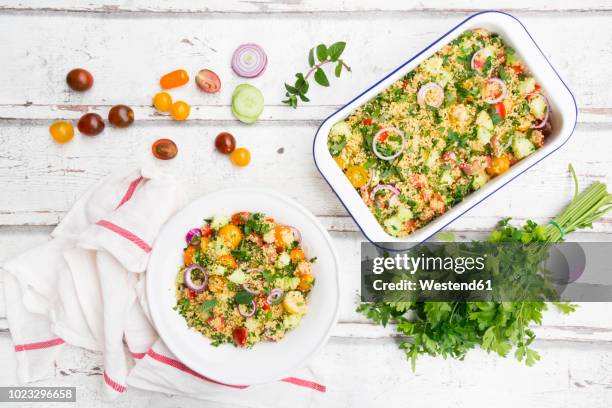 couscous salad with tomatoes, cucumber, parsley and mint - slätpersilja bildbanksfoton och bilder