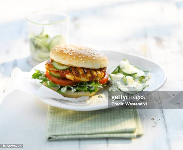 chickenburger with cucumber salad and yogurt sauce - chicken burger stock-fotos und bilder