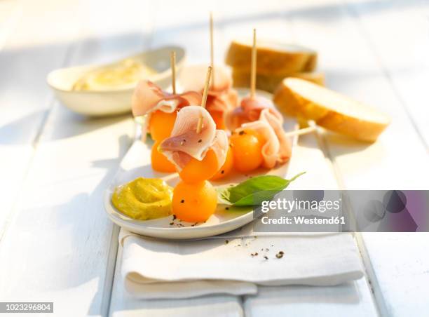 melon bacon appetizer, curry sauce, finger food - pic de brochette photos et images de collection