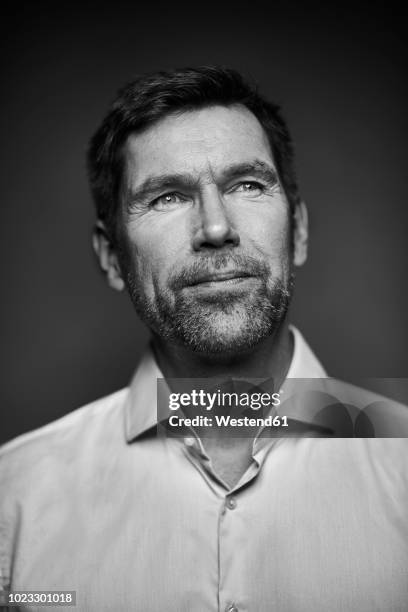 portrait of smiling man, black and white, looking up - portraits black and white stock pictures, royalty-free photos & images