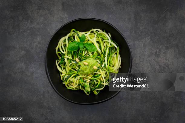 bowl of zoodels with avocado basil pesto - calabacín fotografías e imágenes de stock