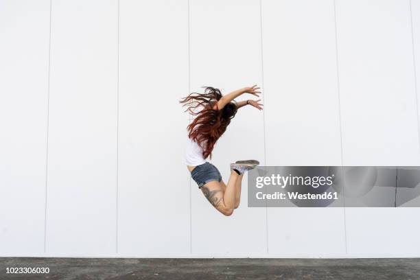 young acrobat jumping in air - acrobatic activity photos et images de collection