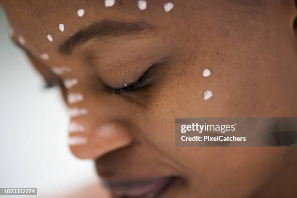 極端關閉美麗的年輕非洲婦女的眼睛與傳統的臉漆 - african tribal face painting 個照片及圖片檔