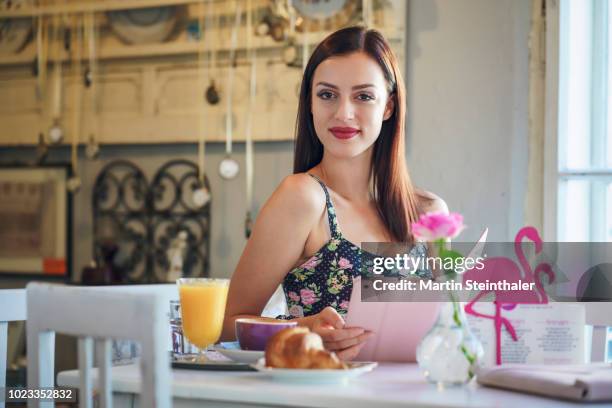 frau sitzt im café bei frühstück und arbeitet - frau essen stock pictures, royalty-free photos & images