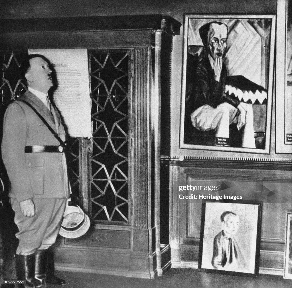 Adolf Hitler Visits The Dresden Exhibition Degenerate Art In 1935
