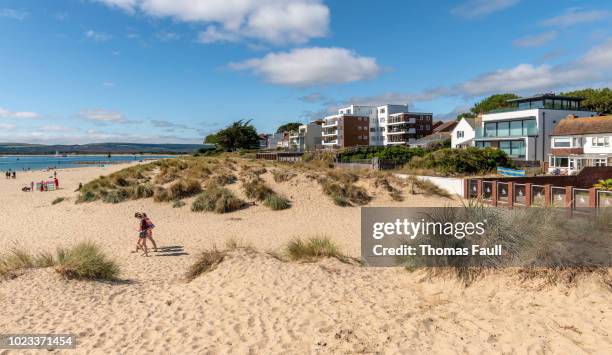 häuser am strand von sandbänken, poole - sandbanks stock-fotos und bilder