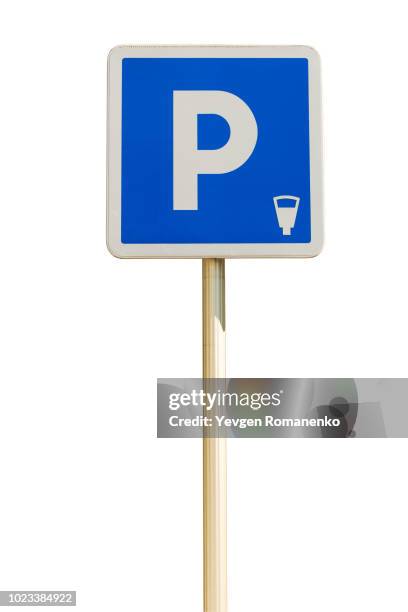 blue parking sign isolated on a white background - poteau dappui photos et images de collection