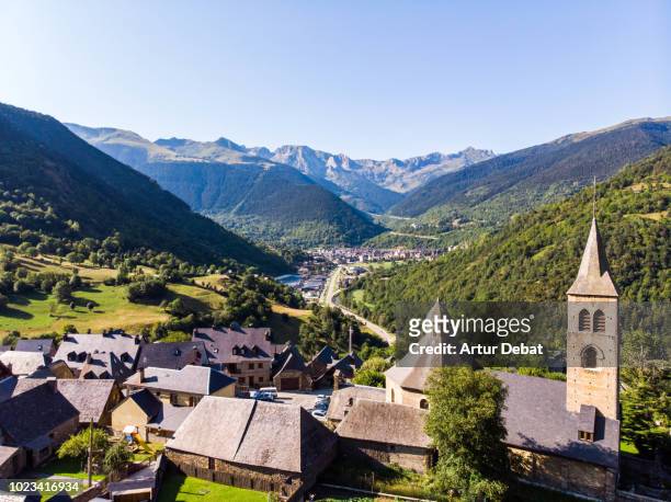 aerial picture of beautiful town in the catalan pyrenees. - valle de arán fotografías e imágenes de stock