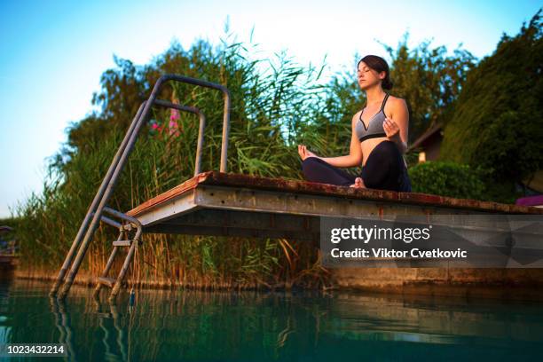 vrouw praktizerende yoga - austrian born stockfoto's en -beelden